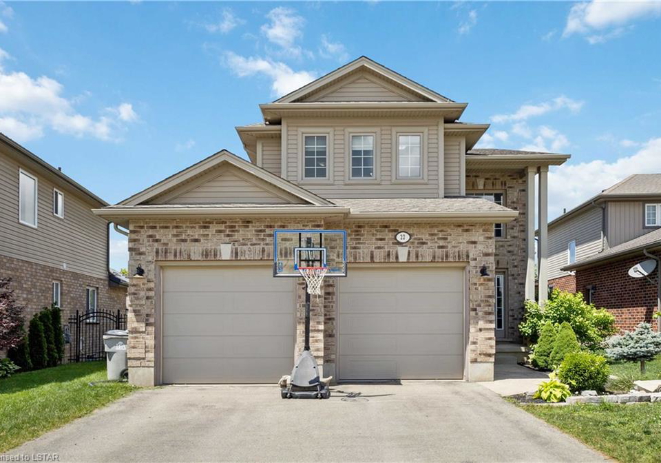 22-stonefield-gate-ilderton-ontario-40613146