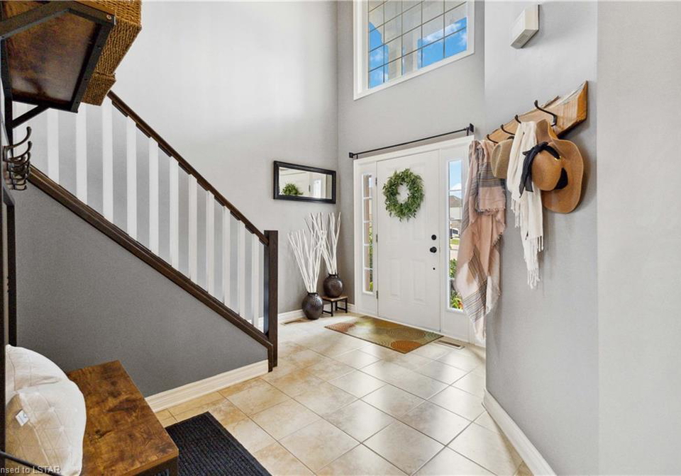 22-stonefield-gate-ilderton-ontario-40613146