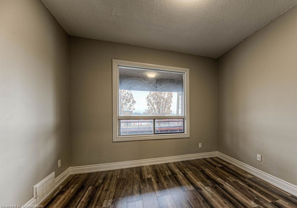 32-lloyd-street-hamilton-ontario-40716293