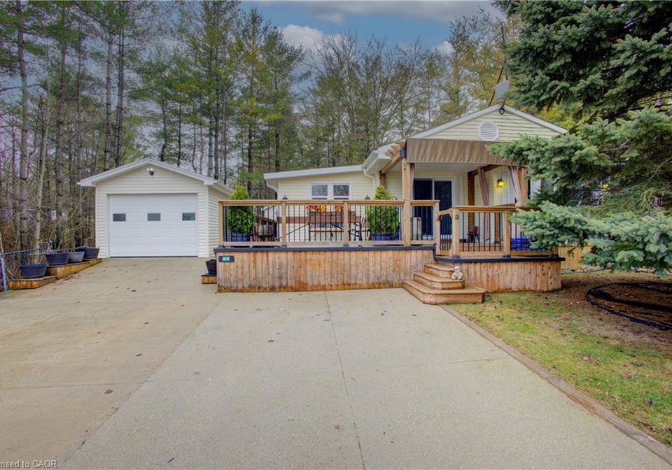 18-maple-mount-forest-ontario-40719954
