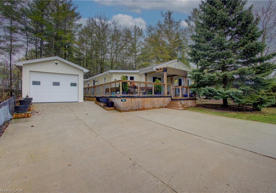 18-maple-mount-forest-ontario-40719954