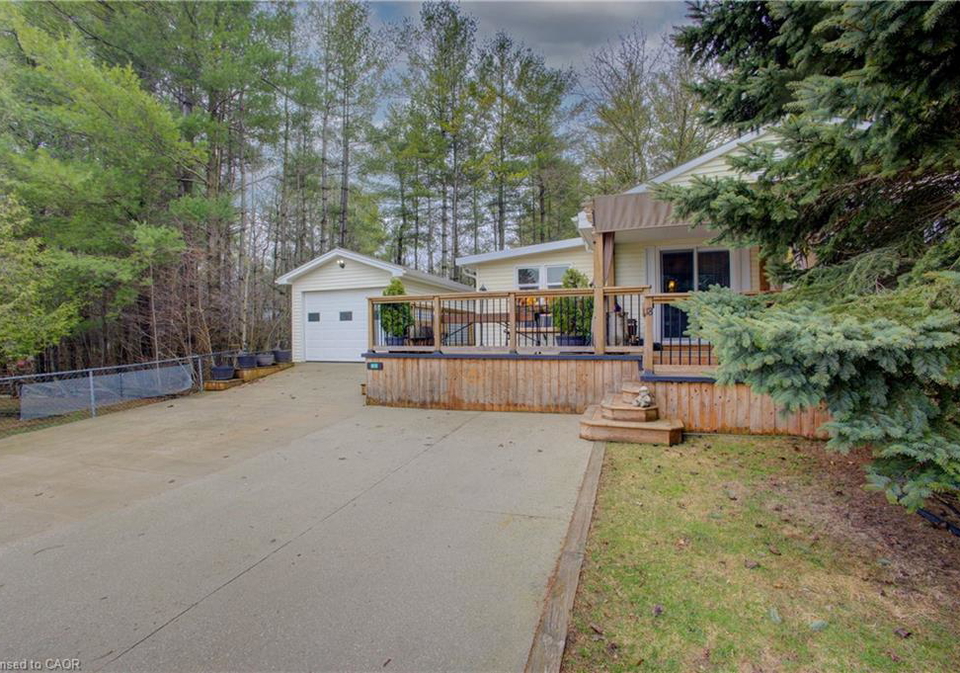 18-maple-mount-forest-ontario-40719954