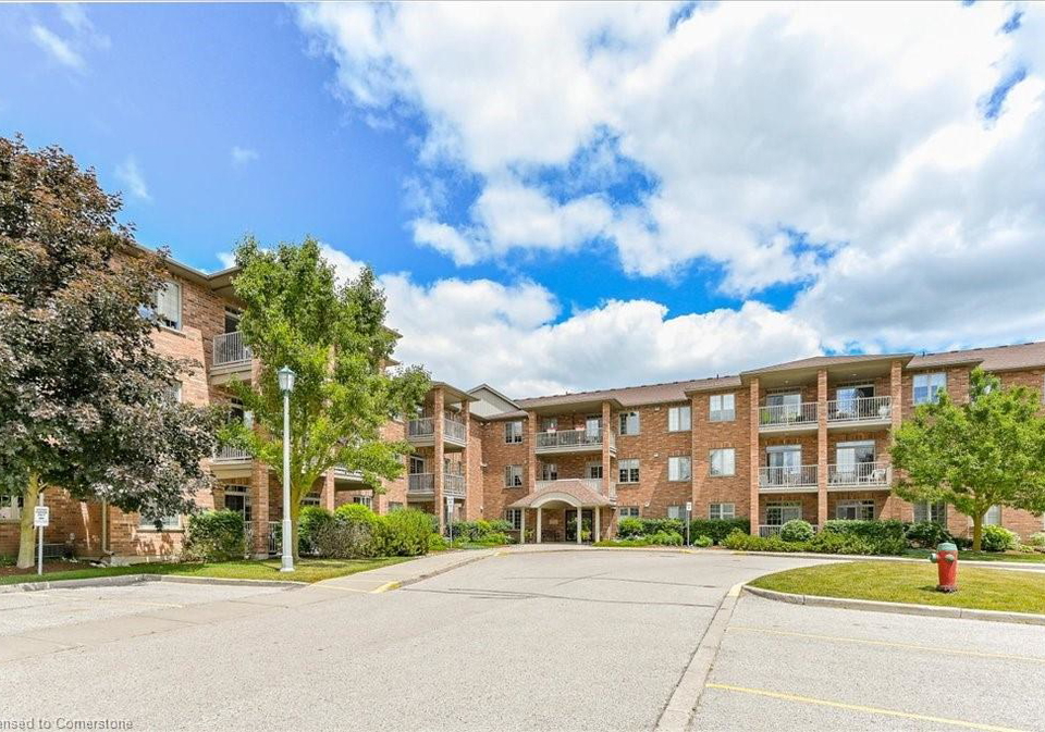 20-station-square-elora-ontario-40720188