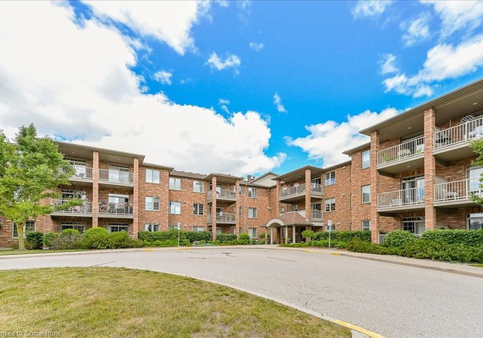 20-station-square-elora-ontario-40720188