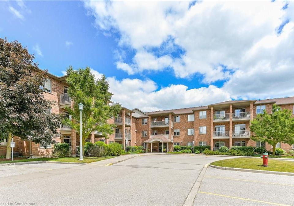 20-station-square-elora-ontario-40727024