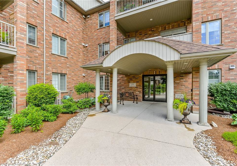 20-station-square-elora-ontario-40727024