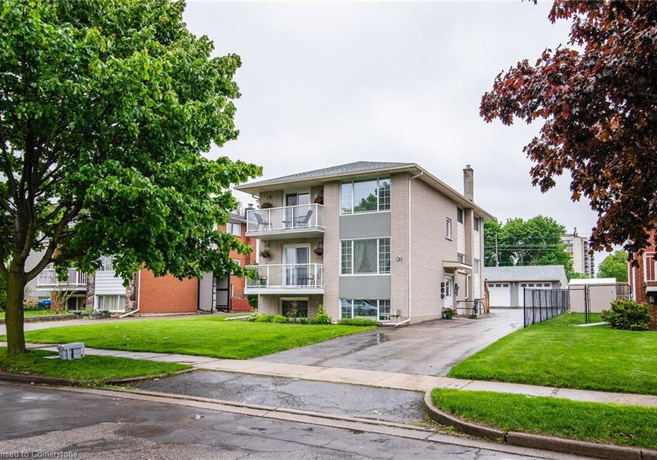 82-carnaby-crescent-kitchener-ontario-40729892