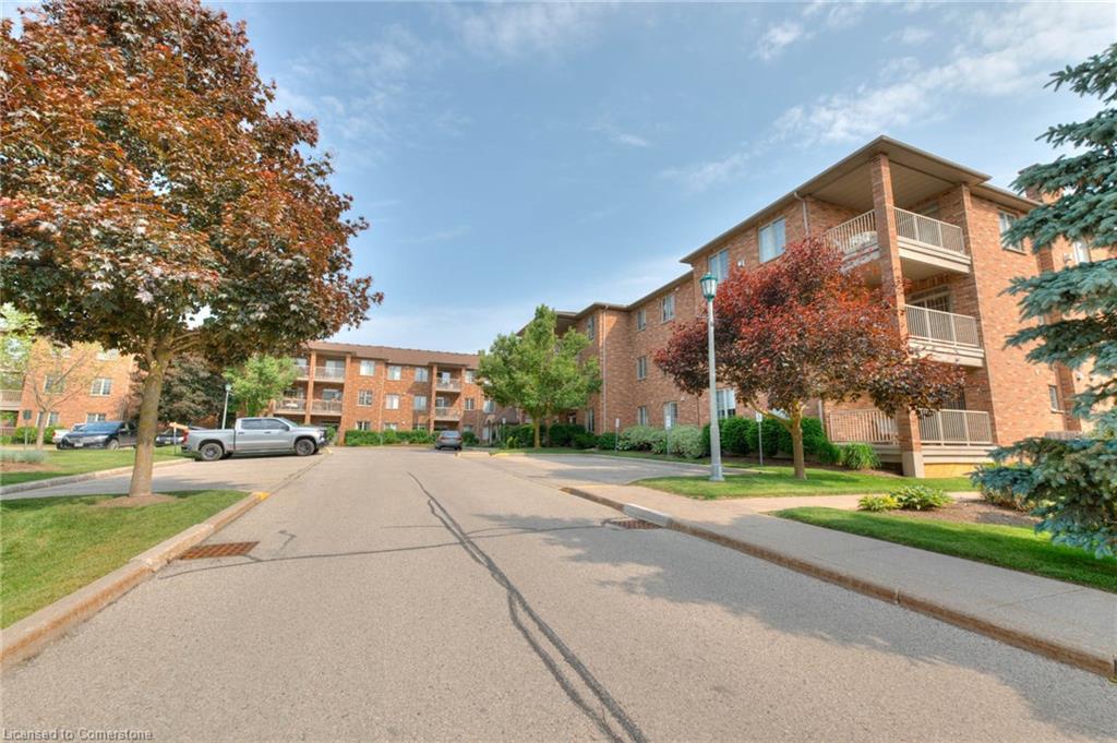 20-station-square-elora-ontario-40735378