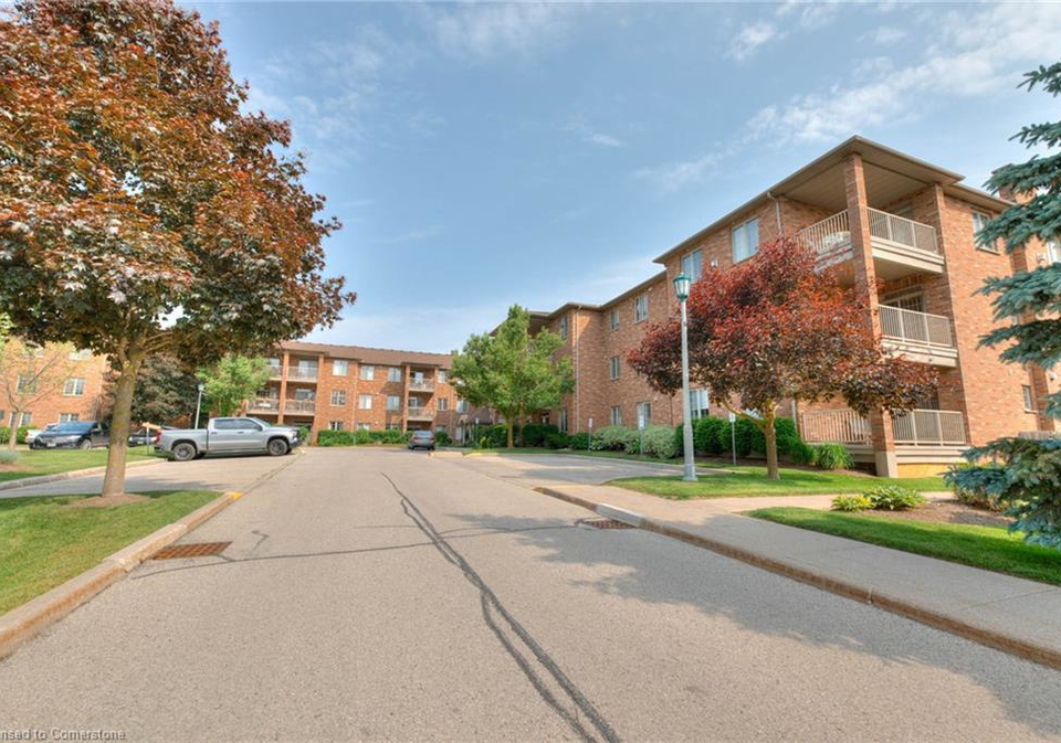 20-station-square-elora-ontario-40735378