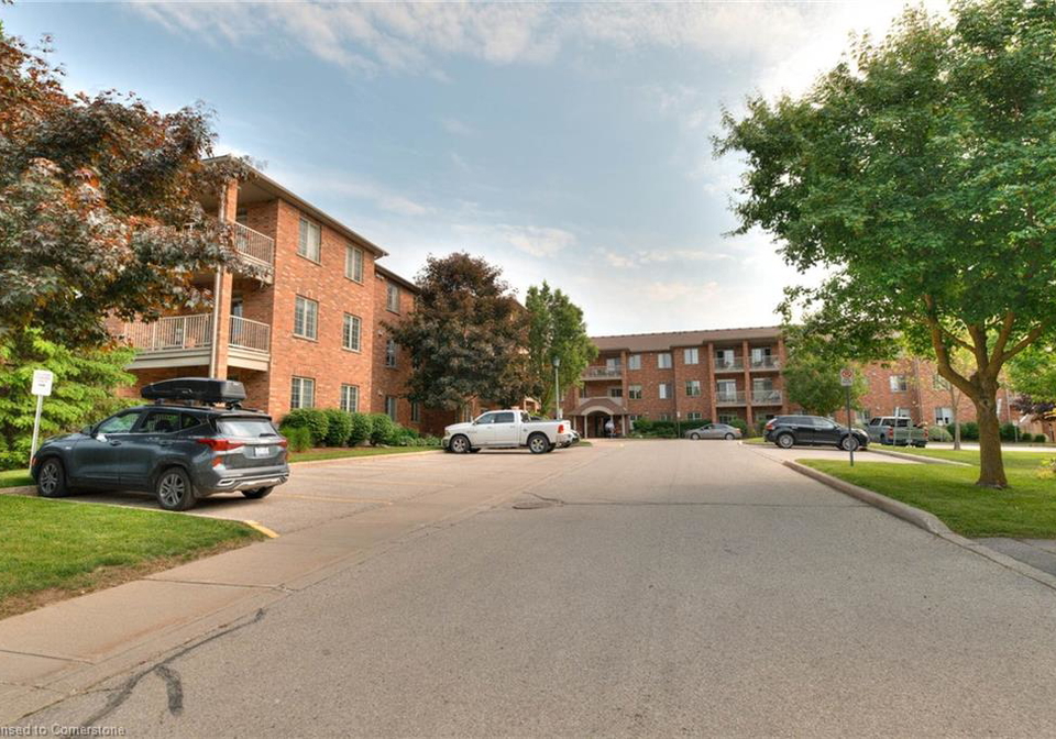 20-station-square-elora-ontario-40735378