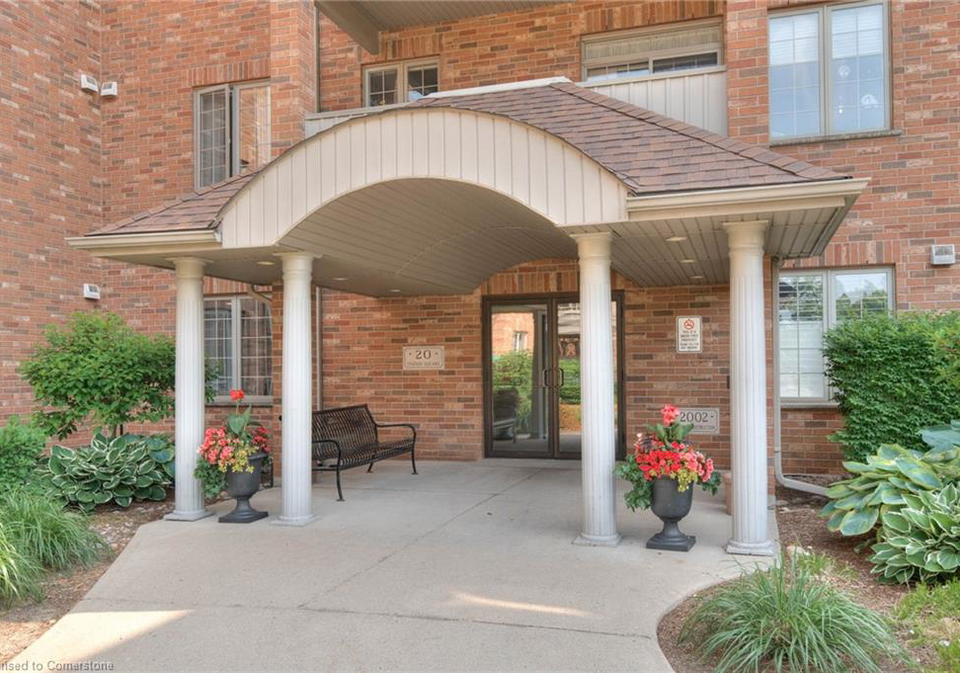 20-station-square-elora-ontario-40735378