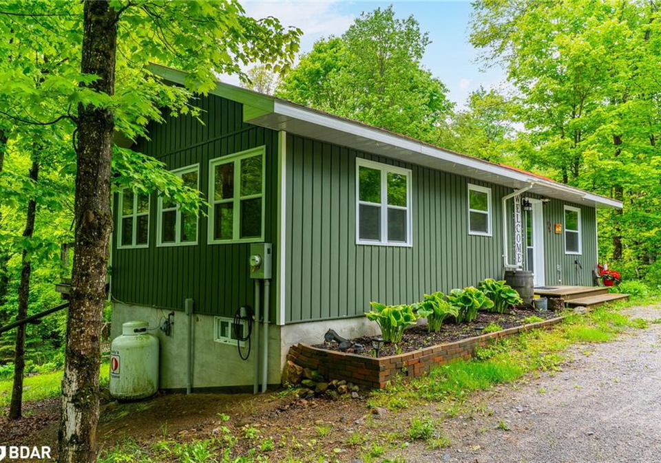 1664-minnicock-lake-road-haliburton-ontario-40737163