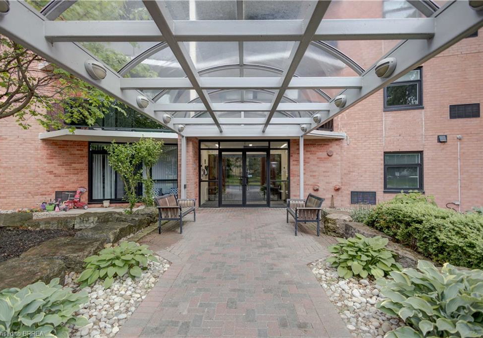 9-bonheur-court-brantford-ontario-40738676