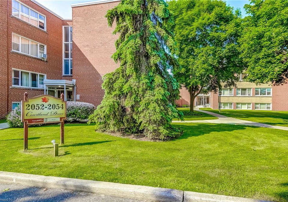 2052-courtland-drive-burlington-ontario-40739903