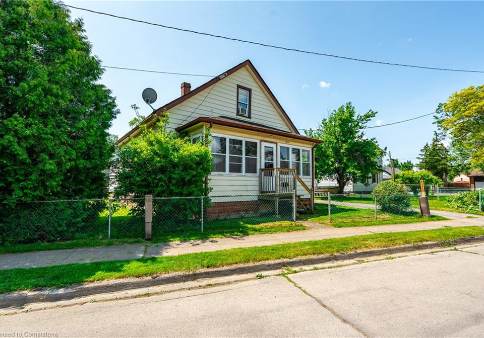 1024-railroad-avenue-welland-ontario-40740159