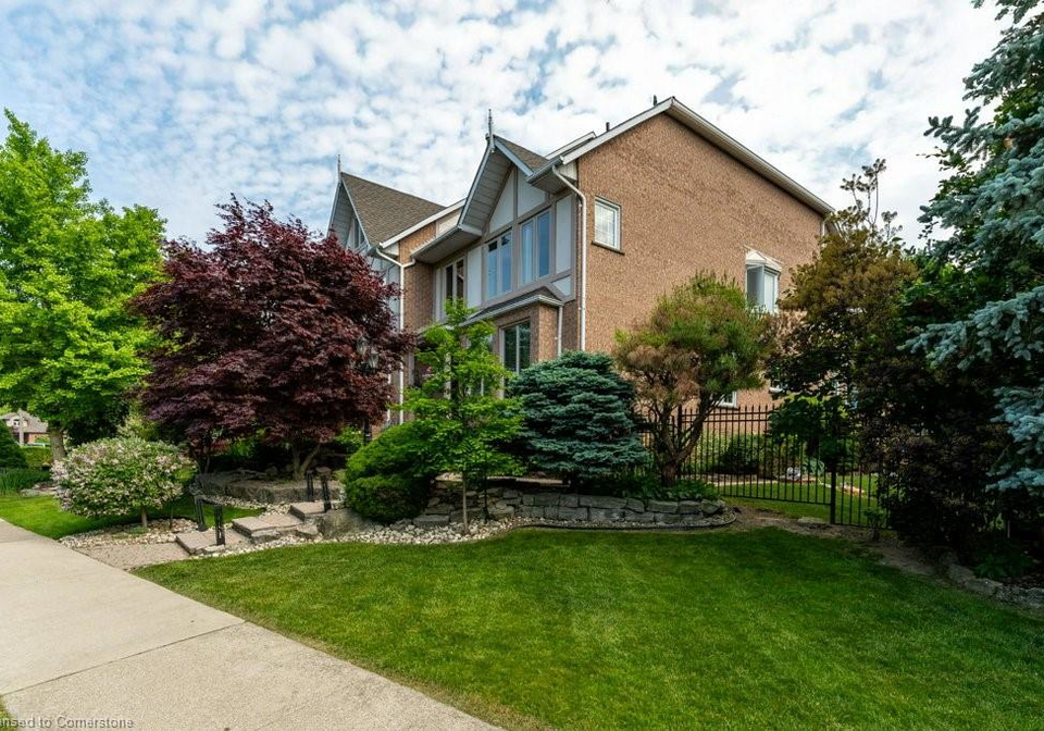 90-waterford-crescent-hamilton-ontario-40740880