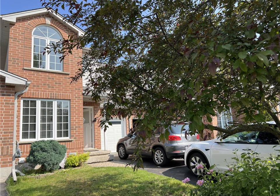 358-univeristy-downs-waterloo-ontario-40741586