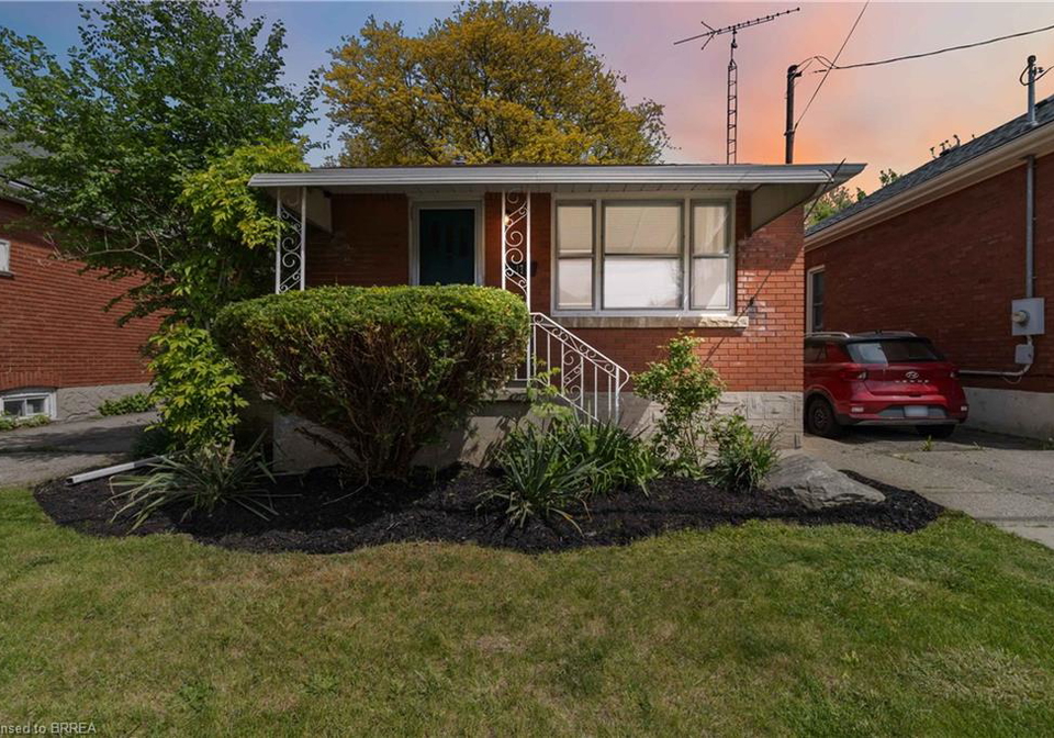 17-salisbury-avenue-brantford-ontario-40742333