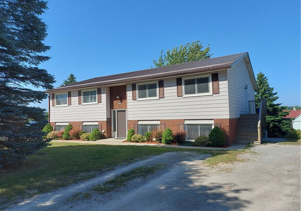 7-montclair-crescent-simcoe-ontario-40744007