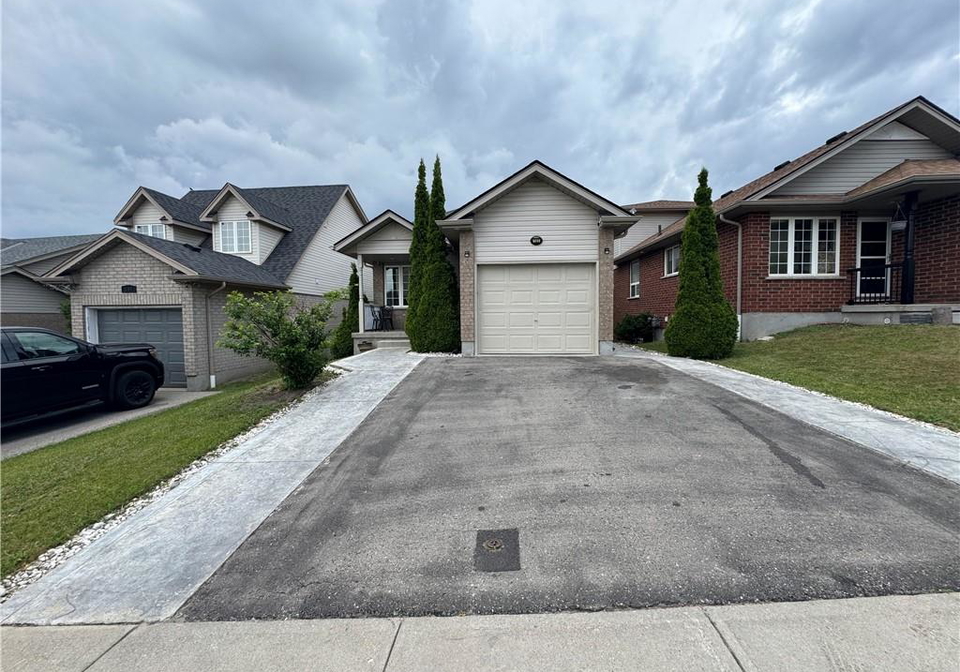 160-fallowfield-drive-kitchener-ontario-40746499