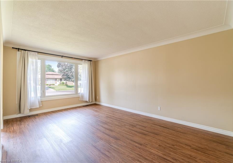 20-frontenac-avenue-brantford-ontario-40747895