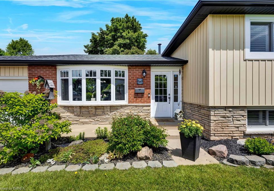 18-clover-court-paris-ontario-40748366