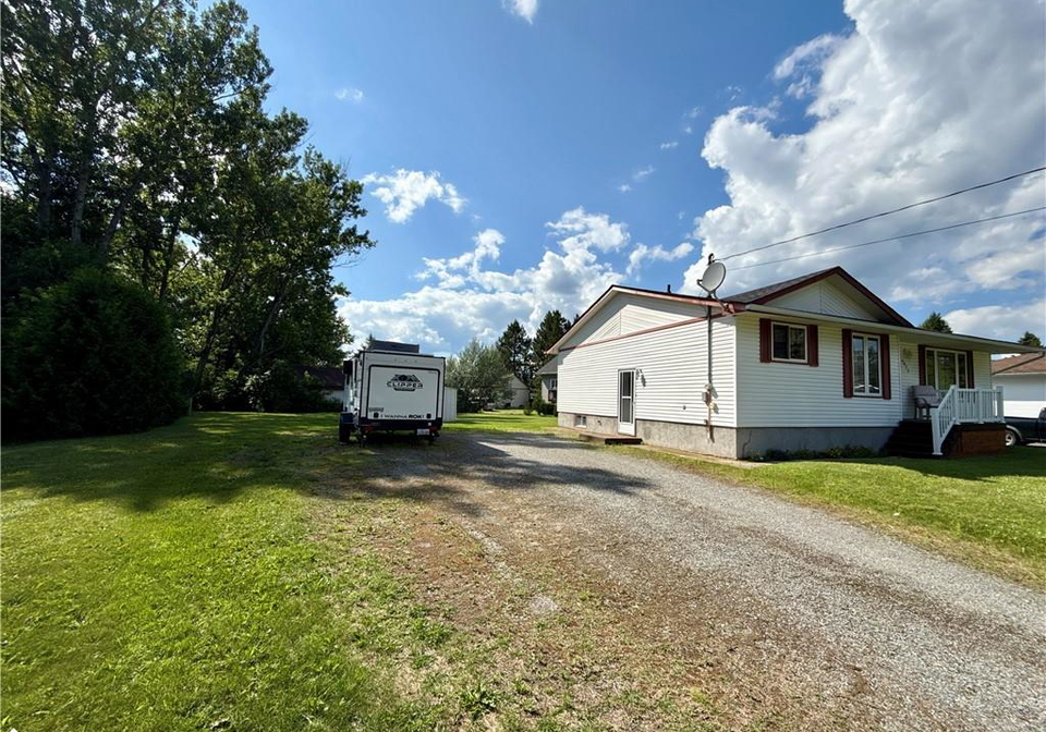 4673-fergus-avenue-val-therese-ontario-40751087