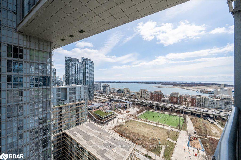 21-iceboat-terrace-toronto-ontario-40752371