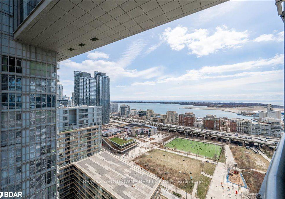21-iceboat-terrace-toronto-ontario-40752371