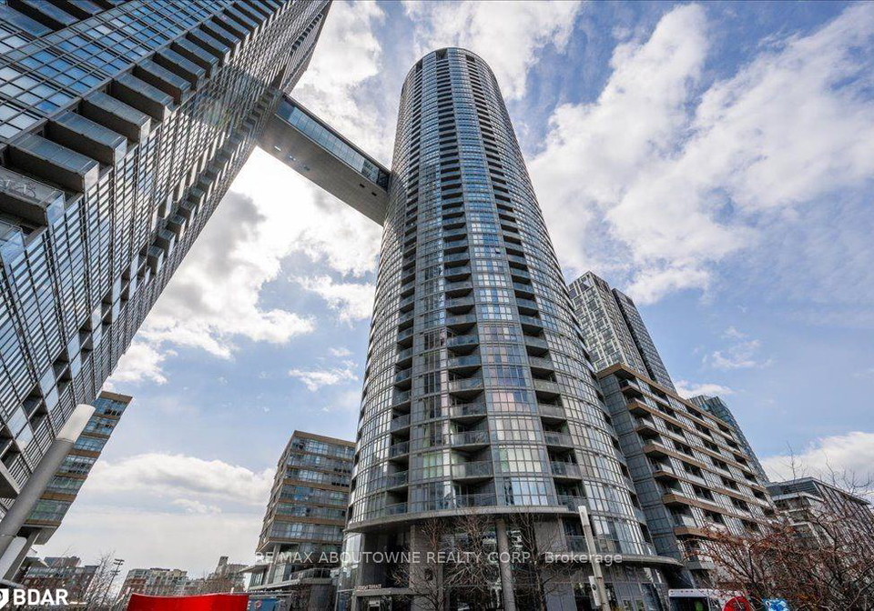 21-iceboat-terrace-toronto-ontario-40752371