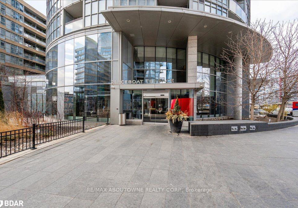 21-iceboat-terrace-toronto-ontario-40752371
