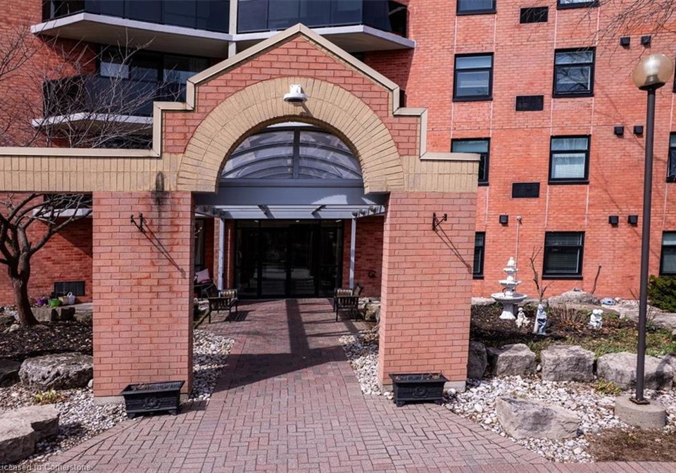 9-bonheur-court-brantford-ontario-40753089