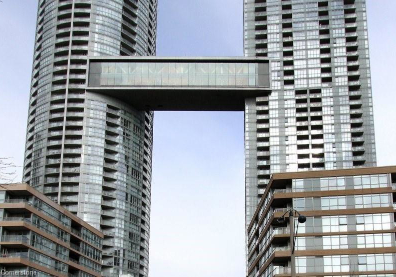 15-iceboat-terrace-toronto-ontario-40753126