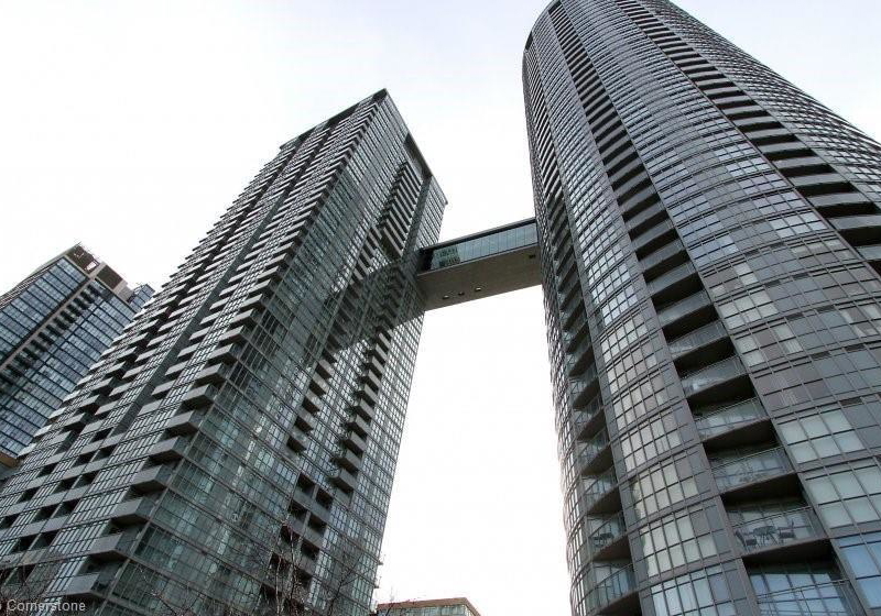 15-iceboat-terrace-toronto-ontario-40753126