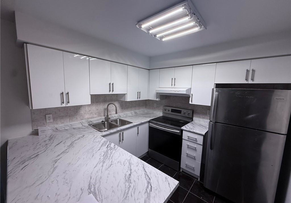 35-kingsbridge-garden-mississauga-ontario-40754553