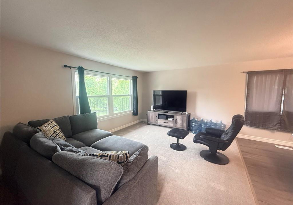 1006-nesbitt-crescent-woodstock-ontario-40757325