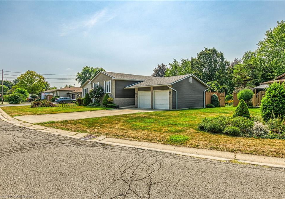 111-kinross-street-caledonia-ontario-40758476