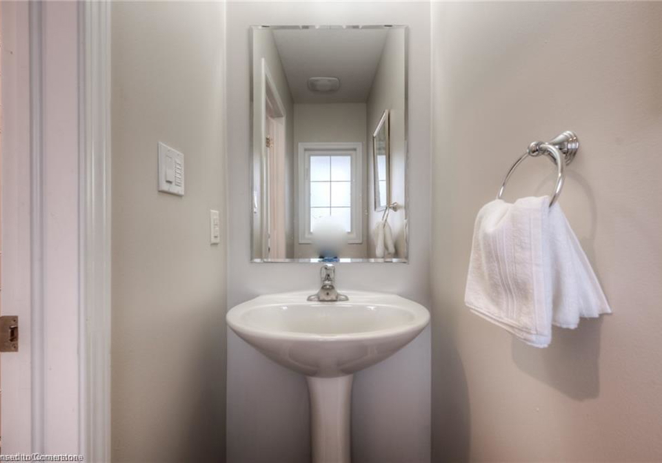 30-machado-street-kitchener-ontario-40759800
