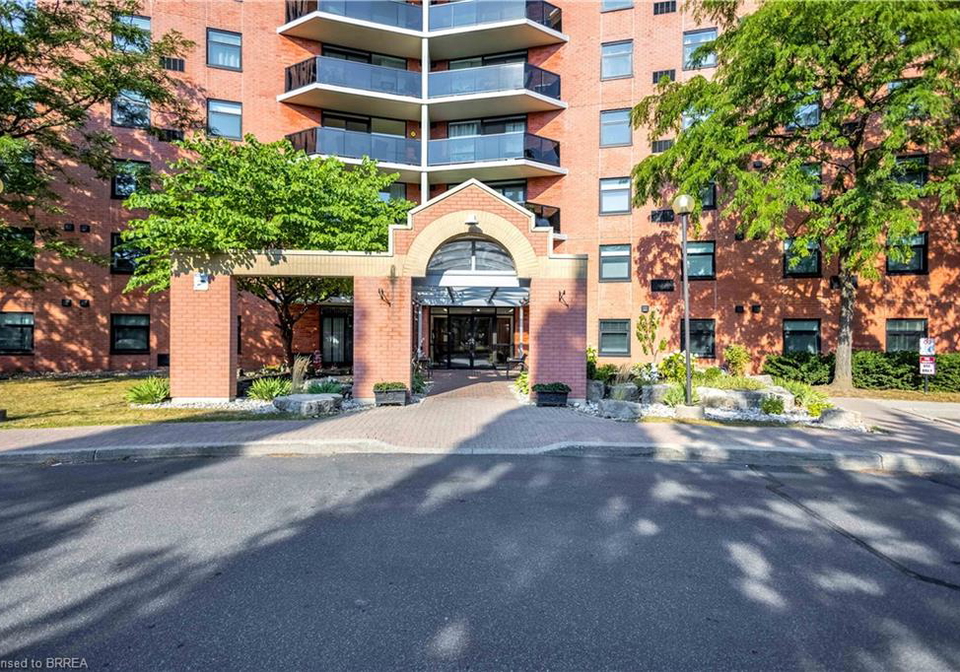 9-bonheur-court-brantford-ontario-40760070