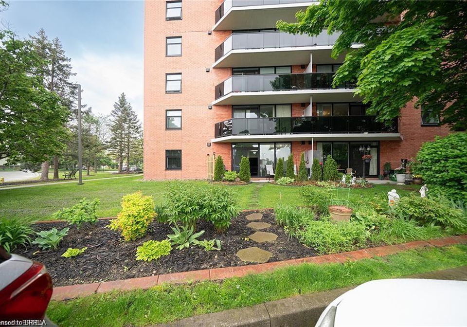 9-bonheur-court-brantford-ontario-40760070
