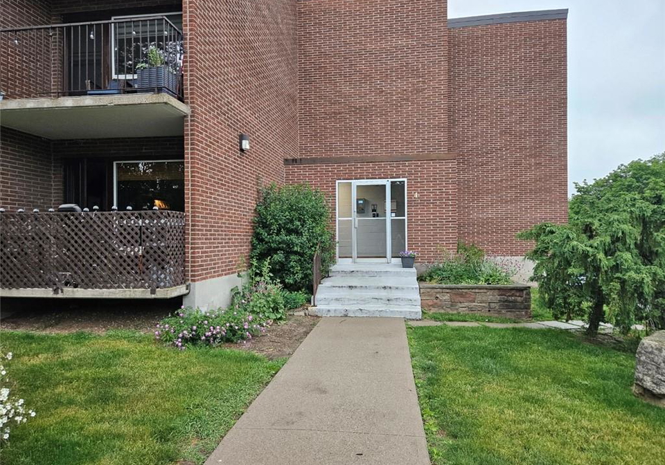 4-avalon-place-kitchener-ontario-40760216