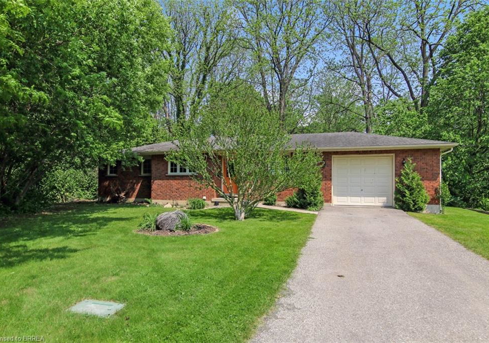 80-race-street-paris-ontario-40762663