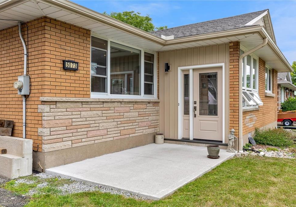 5073-charles-street-beamsville-ontario-40762920