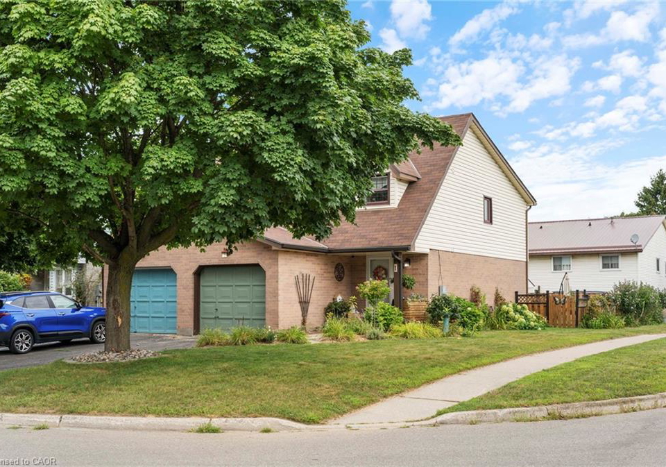 1-freeman-crescent-simcoe-ontario-40763420