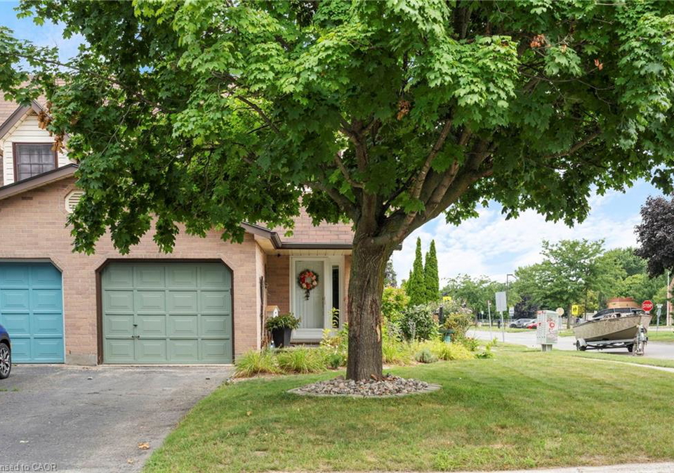 1-freeman-crescent-simcoe-ontario-40763420