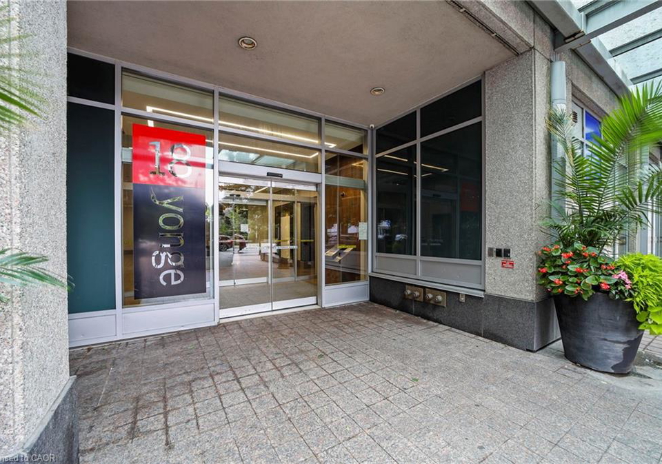 18-yonge-street-toronto-ontario-40764065