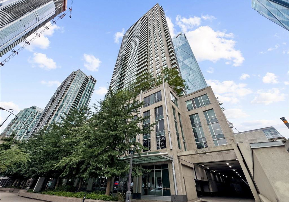 18-yonge-street-toronto-ontario-40764065