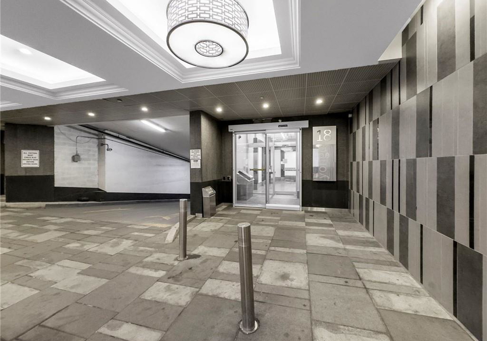18-yonge-street-toronto-ontario-40764065