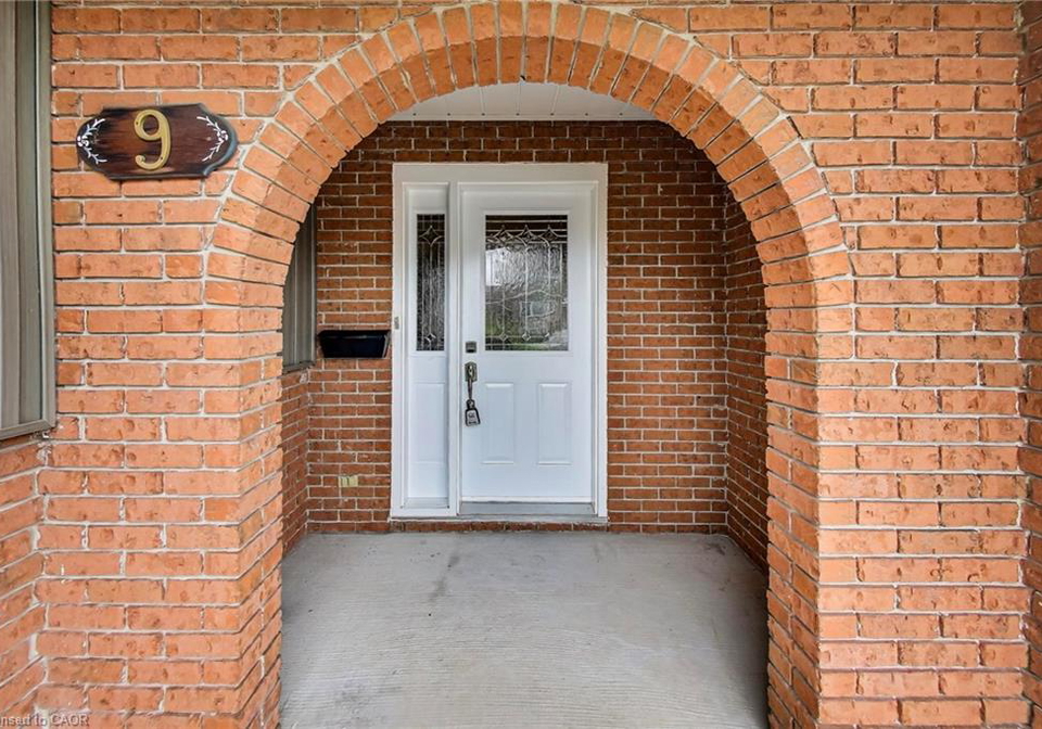 9-brooks-circle-smithville-ontario-40767336