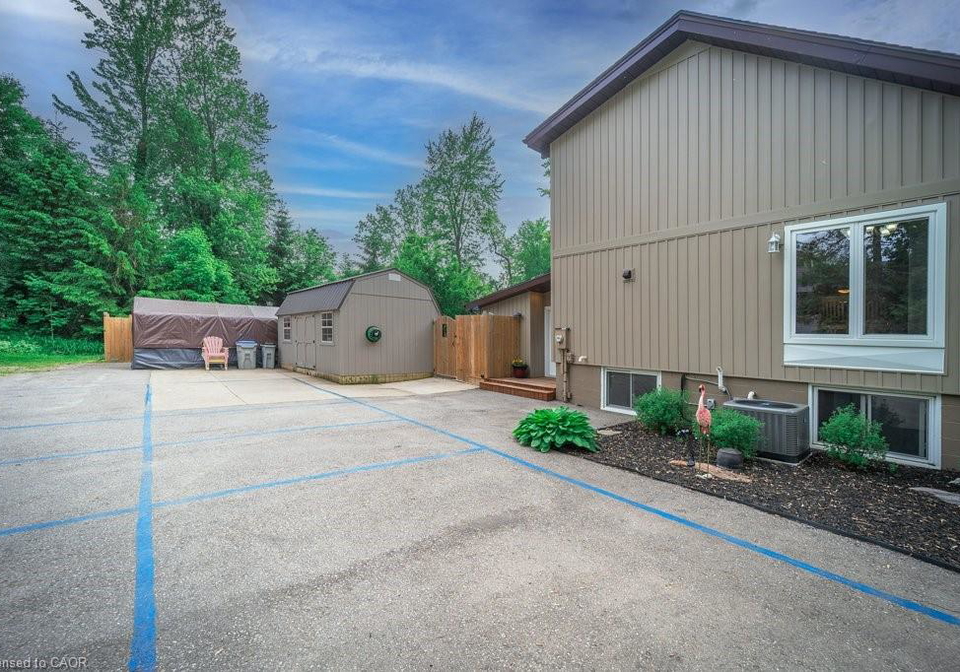 8463-defore-drive-lambton-shores-ontario-40768853